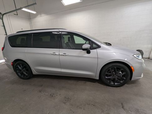 Used 2023 Chrysler Pacifica Touring-L w/ S Appearance Package FWD image 3