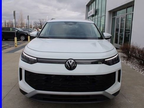 Used 2025 Volkswagen Tiguan SE image 2