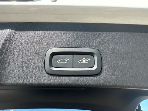 Used 2025 Volvo XC40 B5 Plus AWD/4WD image 36
