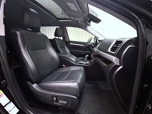 Used 2019 Toyota Highlander XLE image 15