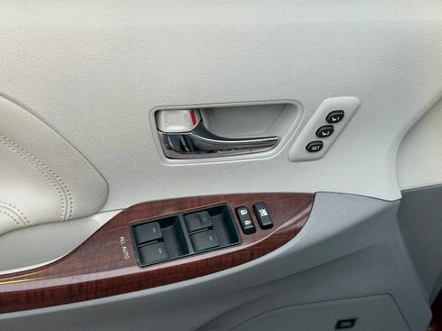 Used 2014 Toyota Sienna Limited image 15