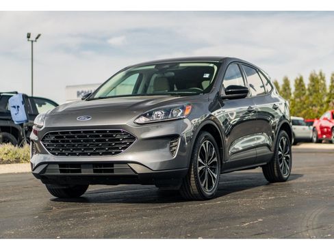 Used 2022 Ford Escape SE w/ SE Sport Appearance Package image 2