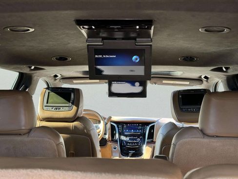 Used 2017 Cadillac Escalade ESV Platinum image 29