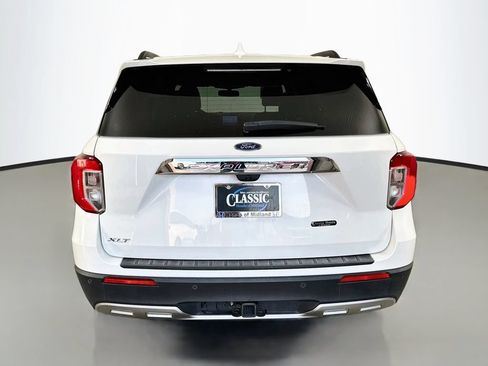 Used 2024 Ford Explorer XLT w/ Equipment Group 202A RWD image 6