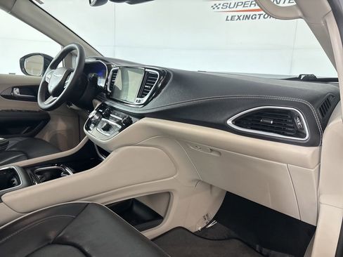 Used 2024 Chrysler Pacifica Limited image 27