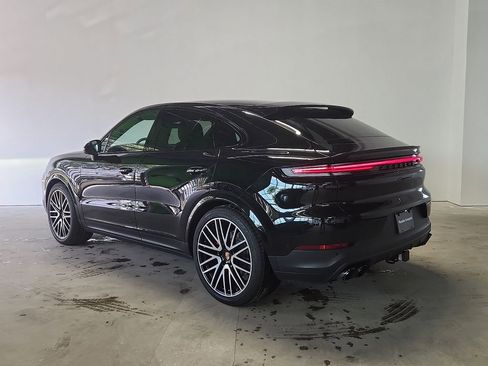 Certified 2025 Porsche Cayenne S AWD/4WD image 3