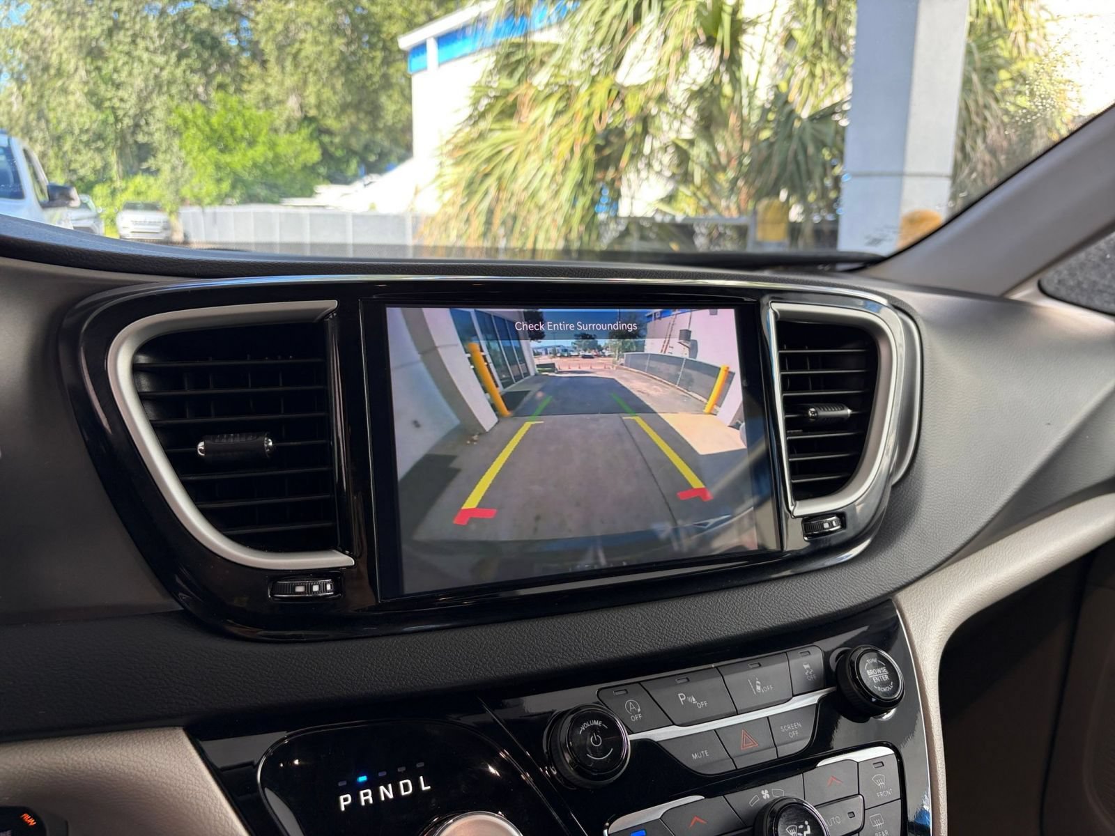 Used 2024 Chrysler Pacifica Touring-L FWD image 25