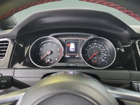 Used 2019 Volkswagen Golf 4-Door FWD image 10