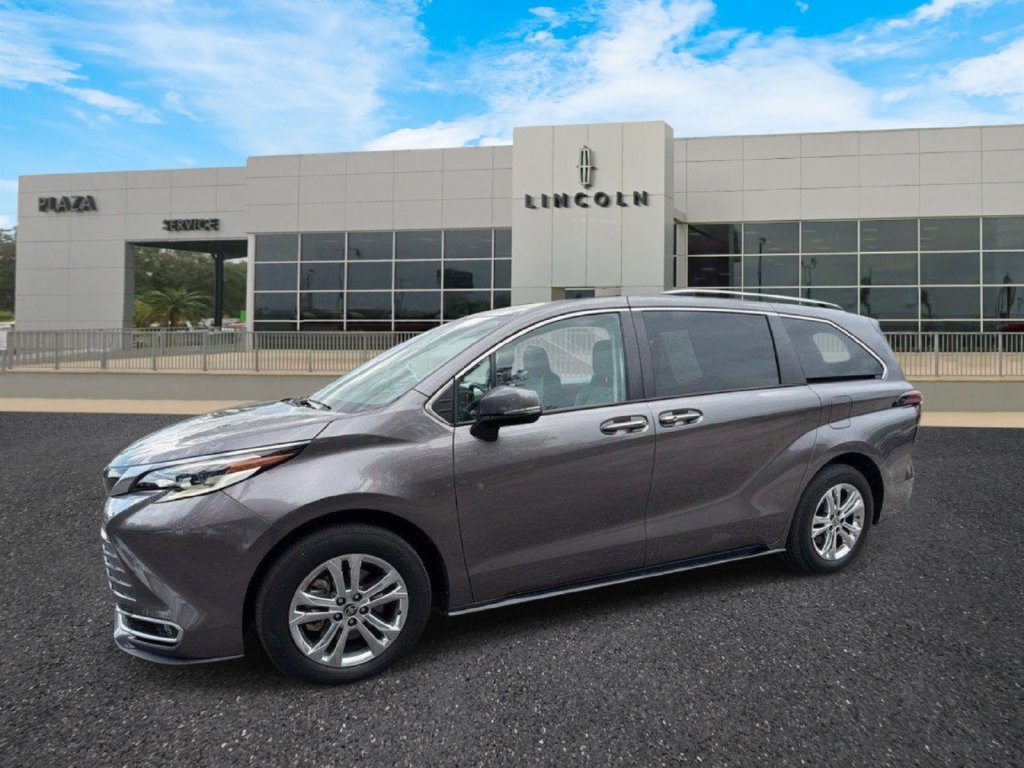 Used 2023 Toyota Sienna Platinum AWD/4WD image 7