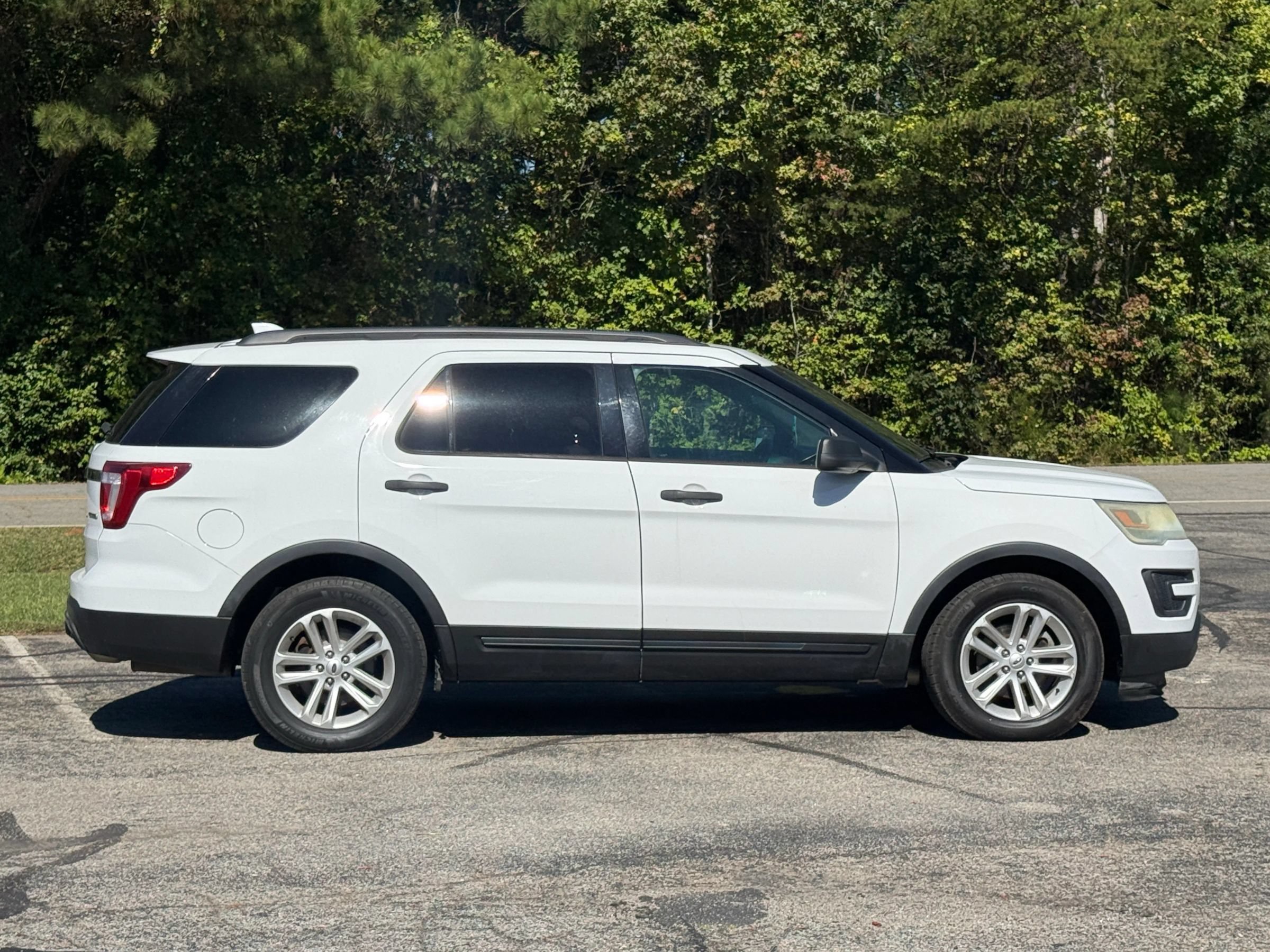 Used 2016 Ford Explorer FWD image 3