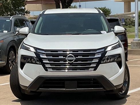 Used 2025 Nissan Rogue SV FWD image 2