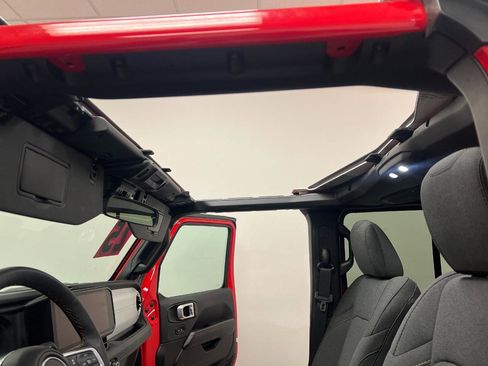 Used 2025 Jeep Wrangler Unlimited Sahara AWD/4WD image 64