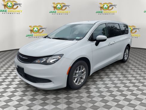 Used 2023 Chrysler Voyager LX image 3