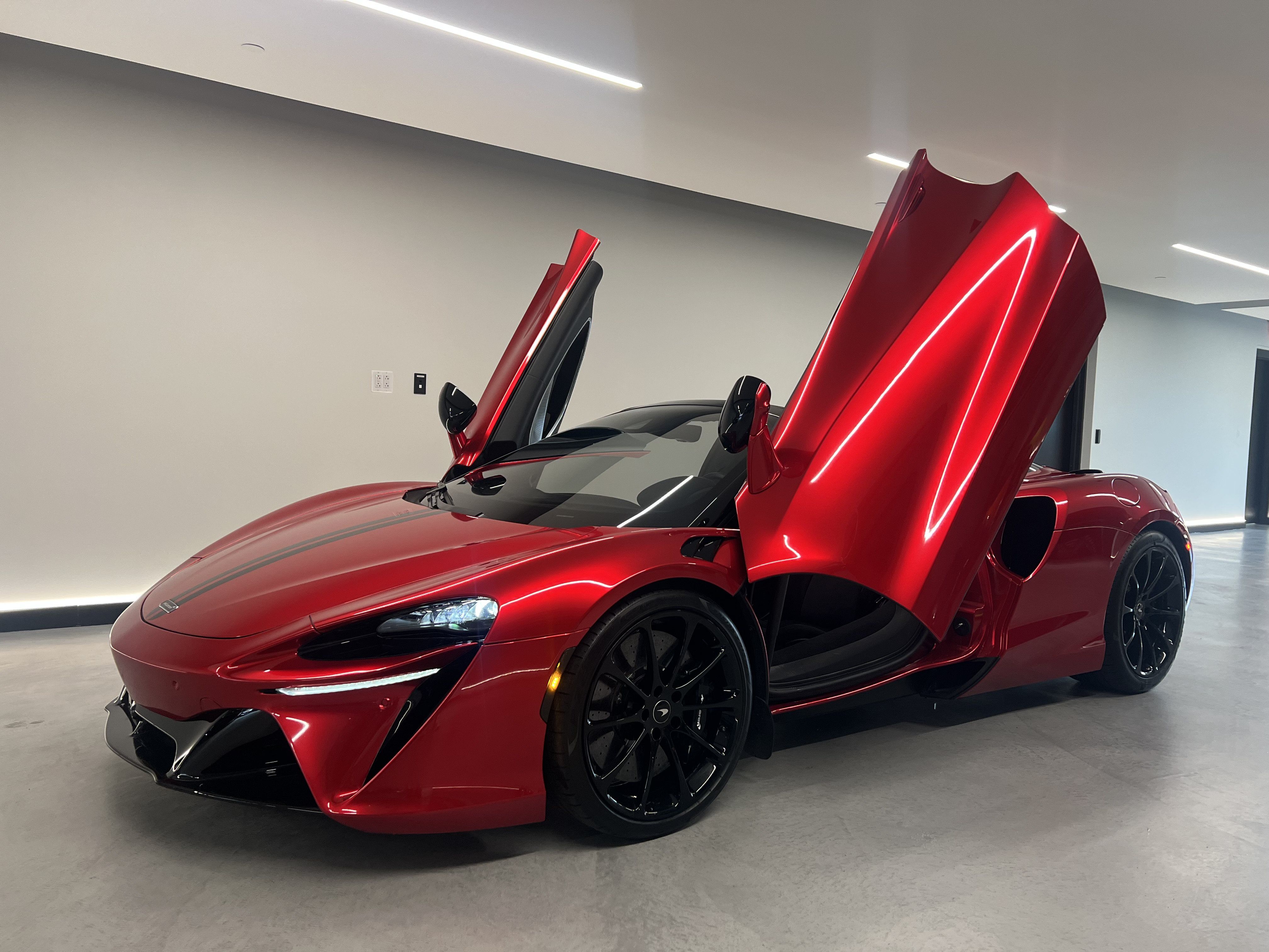 Used 2025 McLaren Artura Spider RWD image 10