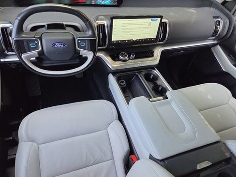Used 2025 Ford Expedition Platinum w/ Driver's Package AWD/4WD image 11