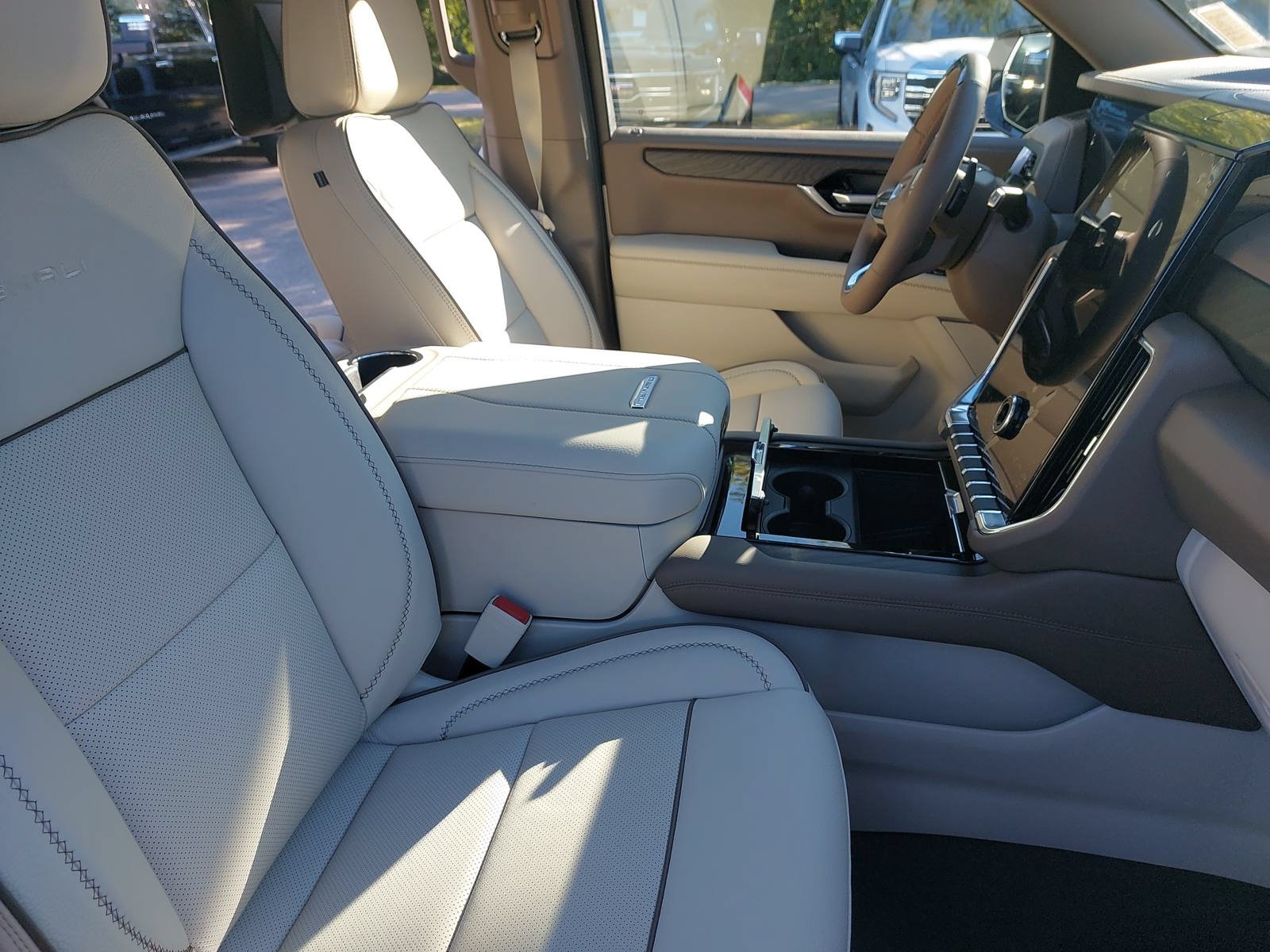 New 2026 GMC Yukon Denali w/ Denali Reserve Package AWD/4WD image 10