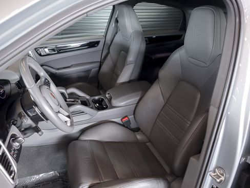 Certified 2023 Porsche Cayenne Coupe image 5