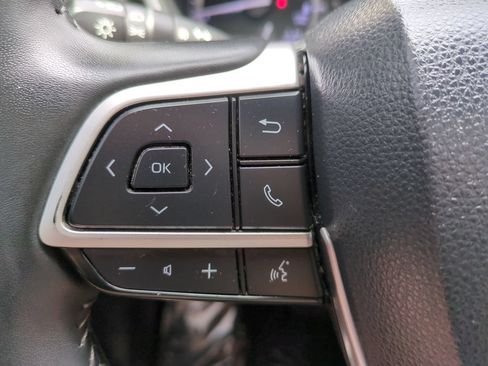 Used 2022 Toyota Highlander XLE FWD image 25