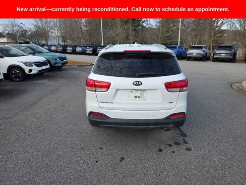 Used 2016 Kia Sorento LX w/ LX Convenience Package image 4