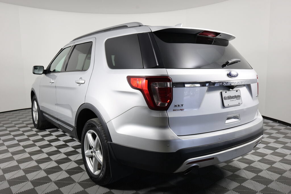 Used 2017 Ford Explorer XLT AWD/4WD image 4