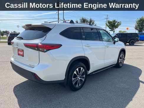 Used 2021 Toyota Highlander XLE AWD/4WD image 6