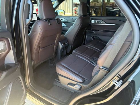 Used 2025 Ford Explorer Platinum AWD/4WD image 3