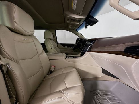 Used 2017 Cadillac Escalade Luxury image 34