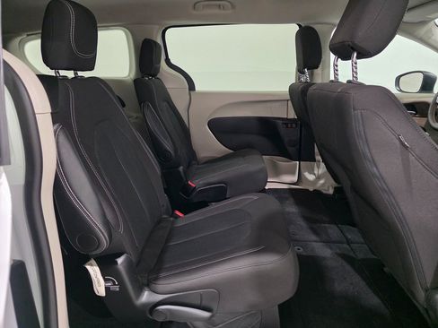 Used 2024 Chrysler Voyager LX image 25