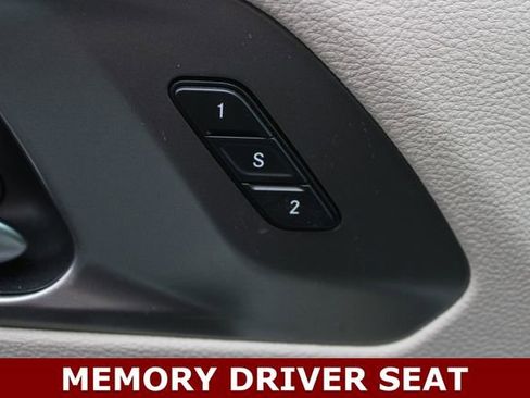 Used 2022 Chrysler Pacifica Touring-L FWD image 4