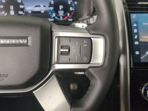 Used 2025 Land Rover Discovery Dynamic SE image 15