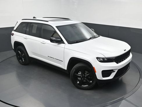 Used 2025 Jeep Grand Cherokee Altitude RWD image 33