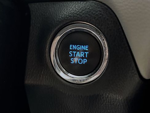 Used 2020 Toyota RAV4 XLE AWD/4WD image 23