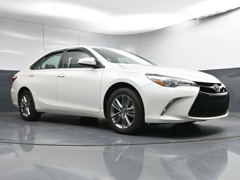 Used 2017 Toyota Camry SE image 23