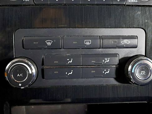 Used 2015 Nissan Titan SV image 45