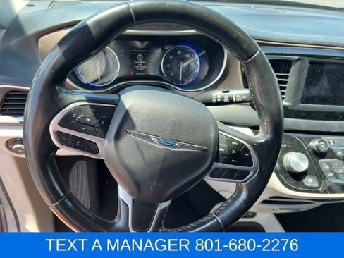 Used 2018 Chrysler Pacifica Touring-L FWD image 23