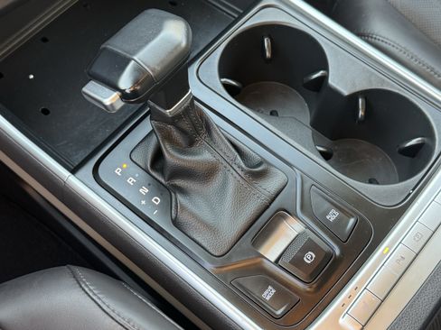 Used 2025 Kia Carnival FWD image 19
