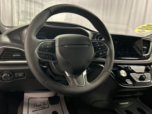 New 2027 Chrysler Pacifica Select FWD image 13