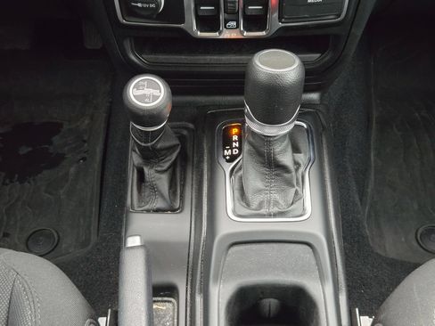 Used 2023 Jeep Gladiator Sport AWD/4WD image 18