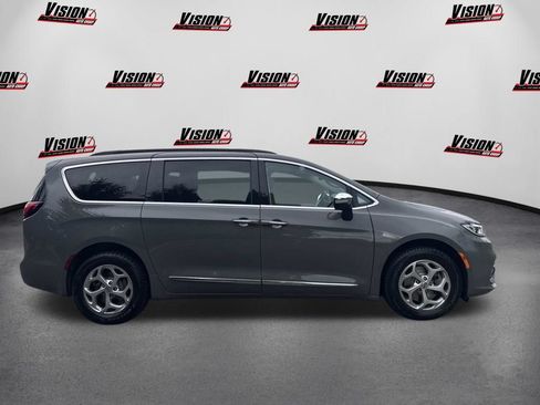Used 2023 Chrysler Pacifica Limited AWD/4WD image 4