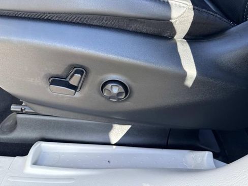 Used 2024 Chrysler Pacifica Touring-L FWD image 23