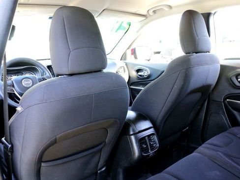 Used 2021 Jeep Cherokee Latitude FWD image 23