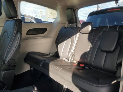 Used 2024 Chrysler Pacifica Touring-L image 35