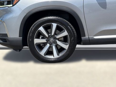 Certified 2025 Honda Pilot Touring image 11