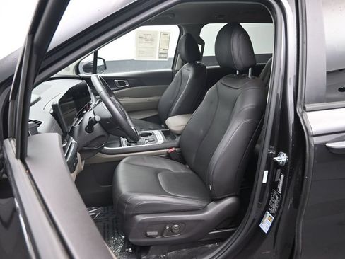 Used 2026 Kia Carnival FWD image 24
