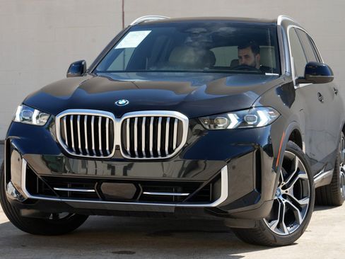 Used 2024 BMW X5 xDrive50e w/ Premium Package AWD/4WD image 3