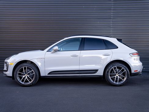 Used 2025 Porsche Macan image 2