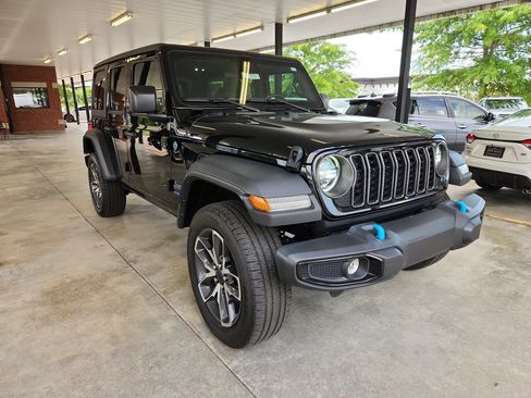 Used 2024 Jeep Wrangler Unlimited w/ Convenience Group AWD/4WD image 34