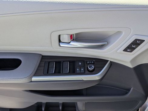 Used 2022 Toyota Sienna Limited image 18