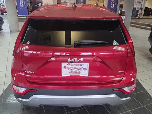 Used 2023 Kia Niro LX image 7