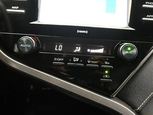 Used 2020 Toyota Camry SE w/ Convenience Package FWD image 18